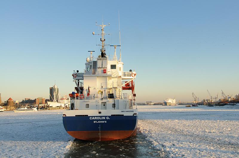 Bilder vom Eisgang auf der Elbe - Treibeis im Hamburger Hafen. 212_5844 Das Containerschiff CAROLIN G. bahnt sich seinen Weg durch das Treibeis auf der Elbe und luft in den Hamburger Hafen ein. Links im Hintergrund das Museumsschiff CAP SAN DIEGO an der berseebrcke und der moderne Broturm auf dem Kehrwieder.