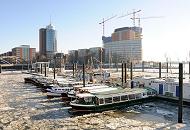 218_5633 Barkassen liegen zwischen Eisschollen beim City Sportboothafen an den Vorsetzen. - Im Hintergrund die moderne Broarchitektur am Kehrwieder und lks. die Niederbaumbrcke. Die Baukrne gehren zur Baustelle der zuknftigen Elpharmonie, die nach Fertigstellung alles berragen wird. 