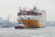 219_1_6302 Die GRANDE AFRICA, ein RoRo Schiff  (Roll on Roll off) der Grimaldi-Reederei wird durch das dichte Treibeis von einem Schlepper in den Hamburger Hafen geschleppt. Das 214m lange Frachtschiff kann ca. 2500 Fahrzeuge und 800 Container transportieren. 