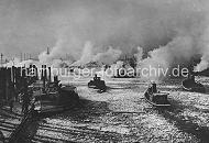 219_4_335b Barkassen und Schlepper fahren im Treibeis auf der Elbe - aus den Schornsteinen steigt dicker Qualm, der sich ber die winterliche Elbe legt. Die Schiffe halten durch ihre Fahrt das Eis auf dem Fluss in Bewegung, so dass keine geschlossene Eisdecke entstehen kann. 