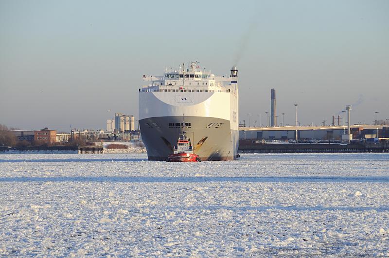 Hamburg-Motive vom Winter - Autotransporter und Schlepper im Eis. 219_5847 Der Autotransporter HEGH AMERICA wird von dem Schlepper ZP CONDON aus dem Hansahafen in die Fahrrinne der Elbe gezogen. Das Wasser im Hamburger Hafen ist bei winterlichen Frosttemperaturen mit dichtem Treibeis bedeckt. 