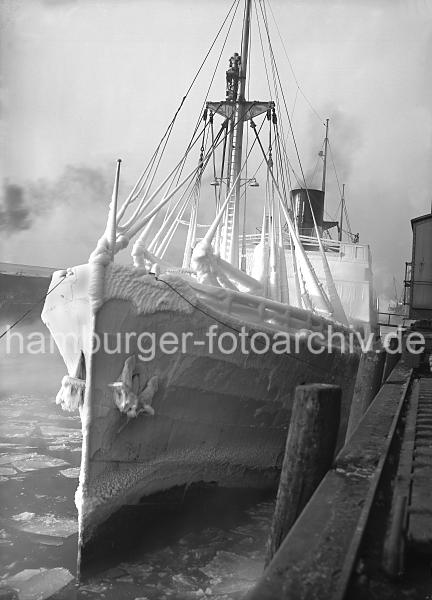 219_7_82 Ein vereistes Frachtschiff liegt im Sandtorhafen - der Rumpf und die Takelage sind mit einer dicken Eisschicht bedeckt; das Schiff ist gerade aus Norwegen angekommen. 