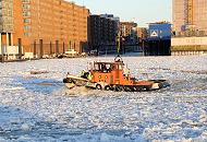 220_5863 Der Schlepper SCHLEPPKO 16 fhrt im dichten Treibeis auf der Elbe vor der Einfahrt des Sandtorhafens. Damit das Treibeis, das die Elbe bedeckt, sich bei abflieendem Wasser nicht aufstaut, wird es von den Schleppern und Hamburger Eisbrechern in Bewegung gehalten.