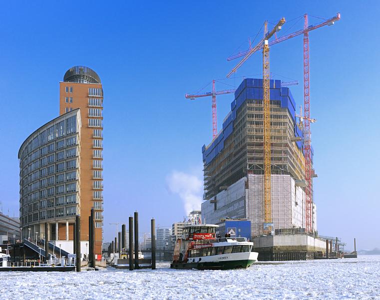 SAMMELSURIUM || Elbfähre auf der eisbedeckten Elbe - Baustelle der Elbphilharmonie. 221_5304 Die Elbfährte HAFENCITY verlässt den Anleger am Sandtor und fährt Richtung St. Pauli Landungsbrücken. Links neben der Einfahrt zum Sandtorhafen der moderne Bürokomplex des Kehrwieder und rechts die Baustelle der zukünftigen Elbphilharmonie mit den hohen Baukränen.