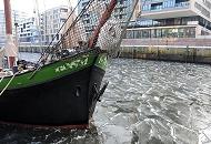 223_4887 Der Sandtorhafen wurde 2009 neben dem Museumshafen Oevelgoenne zu einem weiteren Hamburger Traditionsschiffhafen eingerichtet. Ein historisches Segelschiff liegt im Eis des Hafenwassers - am gegenber liegenden Kaiserkai die moderne Architektur der Hamburger Hafencity.