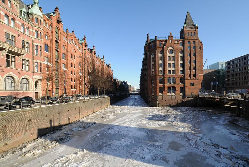 Winterfotos von Hamburg im Eis - Speicherstadt / Hollndischer Brook Fleet. 224_5607 Blick von der St. Annenbrcke in das Hollndische Brook Fleet - ganz links die neue Bebauung mit Brogebuden in der Hafencity, davor die Durchfahrt zum Brooktorhafen / Magdeburger Hafen. In der Bildmitte der Speicherblock V und links am Hollndischen Brook der Speicherblock U. Das Fleet ist zugefroren, eine Schifffahrt ist in den Kanlen der Speicherstadt nicht mehr mglich.