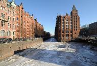 224_5607 Blick von der St. Annenbrcke in das Hollndische Brook Fleet - ganz links die neue Bebauung mit Brogebuden in der Hafencity, davor die Durchfahrt zum Brooktorhafen / Magdeburger Hafen. In der Bildmitte der Speicherblock V und links am Hollndischen Brook der Speicherblock U. Das Fleet ist zugefroren, eine Schifffahrt ist in den Kanlen der Speicherstadt nicht mehr mglich.