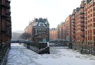 225_5264 Die Fleete in der Hamburger Speicherstadt sind mit Eis bedeckt. Die Barkassen der Speicherstadtrundfahrt, die sonst durch die Kanle des Lagerhauskomplexes fahren und  den Hamburg Touristen Speichergebude als eine der vielen Hamburger Sehenswrdigkeiten zeigen, knnen wegen des Eisgangs nicht verkehren.