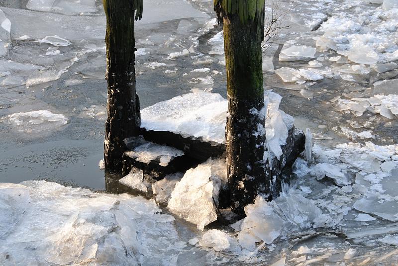 Winterliches Hamburg - Eisschollen auf einem Fleet in der Speicherstadt. 226_4842 Eisgang auf den Fleeten in der Hamburger Speicherstadt - an einem alten Holzdalben, die zum Anlegen von Schuten und Frachtschiffen gedient haben haben sich Eisschollen aufgestaut. Durch das schwere Treibeis ist die Schifffahrt auf der Elbe und den Hamburger Kanlen teilweise eingestellt worden.