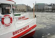 227_3_5122 Die Alsterschiffe Goldbek und Bredenbek liegen am Ponton des Jungfernstiegs - die Fahrgastschiffe haben Winterpause, die Binnenalster ist mit Eisschollen bedeckt. Im Hintergrund der Ballindamm und das Alstertor; re. die Spitze des St. Jacobikirchturms.