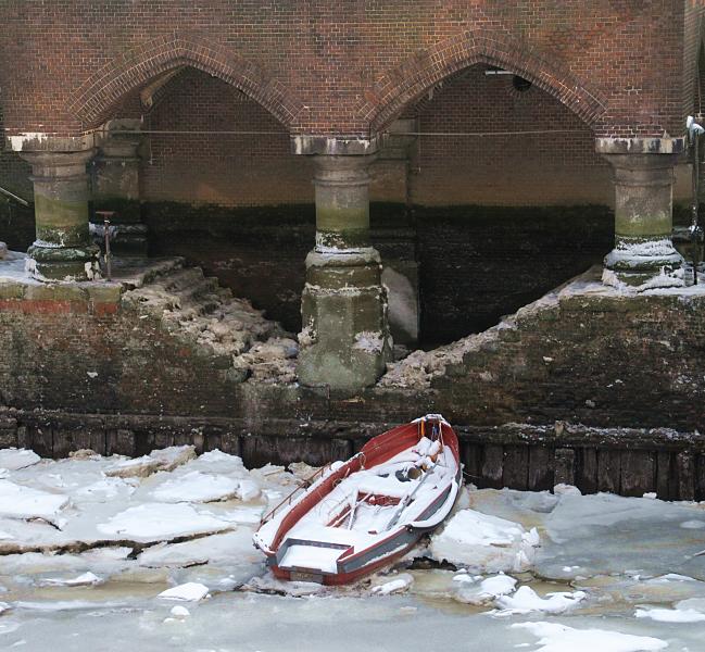 Winterliches Hamburg - Motorboot im Eis. 227_5271 Ein kleines Motorboot liegt am Anleger bei der St. Annenbrcke im Eis des Hollndischen Brook Fleet. Es ist Niedrigwasser - die Treppen die zum Anleger fhren sind mit Eis bedeckt.