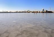 243_5550 Offiziell wurde das Eis auf der Hamburger Aussenalster noch nicht zum Betreten freigegeben, dies geschieht erst aber einer Strke von 20cm. Aber die Hamburger + Hamburgerinnen lassen es sich nicht nehmen, das Eis ihres Hamburger Binnensees schon vor der Erlaubnis zu betreten.