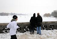 249_6076 Von der Krugkoppelbrücke hat man einen weiten Blick über die weisse, zugefrorene Alster - die Hamburger nutzen das Wintereis, um quer über die Alster in die Hamburger Innenstadt zu spazieren. Andere joggen an Land durch den Schnee die 7,5 km um Alster herum.
