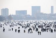 250_6397 Blick ber die zugefrorene Auenalster Richtung Hochhuser in Hamburg St. Georg. Die Hamburger und Hamburger spazieren ber die Alster und genieen den Hamburger Winter.