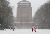 265_5078 Familienspaziergang im Hamburger Stadtpark - Kinder laufen im Schneetreiben durch den Schnee auf der Wiese vor dem Planetarium.