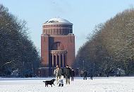 266_310016 Ein Hund spielt im Schnee mit seinem Ball - die Spaziergnger geniessen den blauen Himmel und die Sonne im Hamburger Stadtpark.