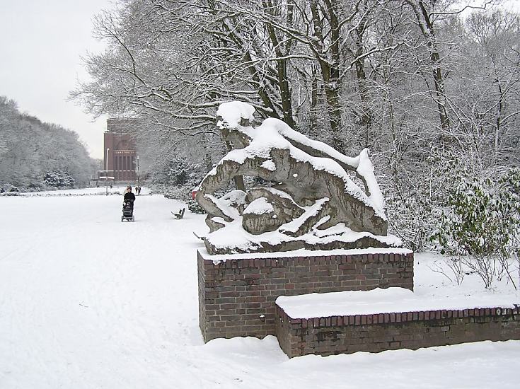 Hamburgs Winter - Schneebedeckte Skulptur Stadtpark Winterhude. Bildhauer Georg Kolbe - Figuren Die Badende 1927 Muschelkalk.  267_1290017 In Hamburg ist Schnee gefallen - die Bume und Wege im Winterhuder Stadtpark sind mit der weissen Pracht bedeckt. Ein Mutter schiebt ihren Kinderwagen vom Planetarium Richtung Festwiese. Im Vordergrund die verschneite Figur "Badende", die als Paar zum Eingang des Stadtparks stehen. Der Bildhauer Georg Kolbe stellte die Skulpturen aus Muschelkalk 1927 fr den Stadtpark her.