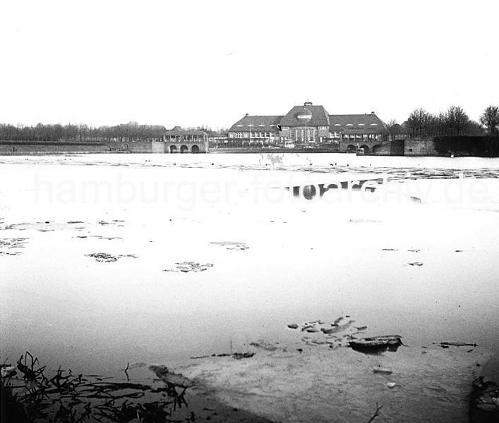 Historisches Winterbild vom Hamburger Stadtparksee; ca. 1936. Stadthalle am See, Eisschollen auf dem Wasser.  269_43-4b Blick ber den winterlichen Stadtparksee  zur Stadthalle - dnne Eisschollen schwimmen auf dem Wasser des Sees auf dem im Sommer Kanus und Ruderboote fahren und beim Restaurant anlegen. 