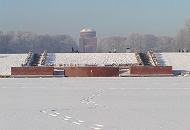 270_1010020 Der Stadtparksee ist zugefroren und verschneit - Fussspuren im Schnee fhren zum dem Bootsanleger, an dem sich frher die Kaskaden befanden, die mit einer Ziegelmauer architektonsiche nachempfunden wurden. Im Hintergrund ragt das 78m hohe Planetarium in den blauen Hamburger Winterhimmel.