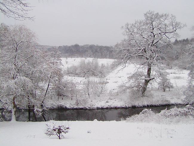 Der Hamburger Fluss die Alster im Winter. 286_1010088 Die Wiesen und Bäume am Alsterlauf sind tief verschneit. Hamburger Winterbild - Schnee und Eis am Alsterufer in Poppenbüttel. ©www.hamburg-fotos.org