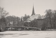 291_1010104 Die kanalisierte Alster ist Hhe Haynspark fast zugefroren und mit einer Schneeschicht bedeckt. Hinter der Fugngerbrcke, die ber den Kanal fhrt liegt die St. Johanniskirche von Hamburg Eppendorf; diese historische Kirche wurde in ihrer jetzigen Form 1751 fertig gestellt - sie wird auch gern "Hochzeitskirche" genannt.