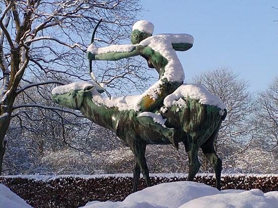 Wintermotive aus den Hamburger Parks. 302_1010110 Die Bronzefigur Diana mit Hirschkuh im Hamburger Stadtpark ist eingeschneit.