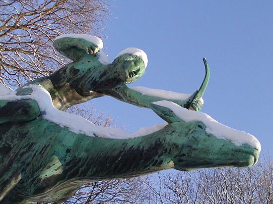 Wintermotive aus den Hamburger Parks. Bronzeskulptur Diana mit Hirschkuh im Hamburger Stadtpark - eingeschneit.