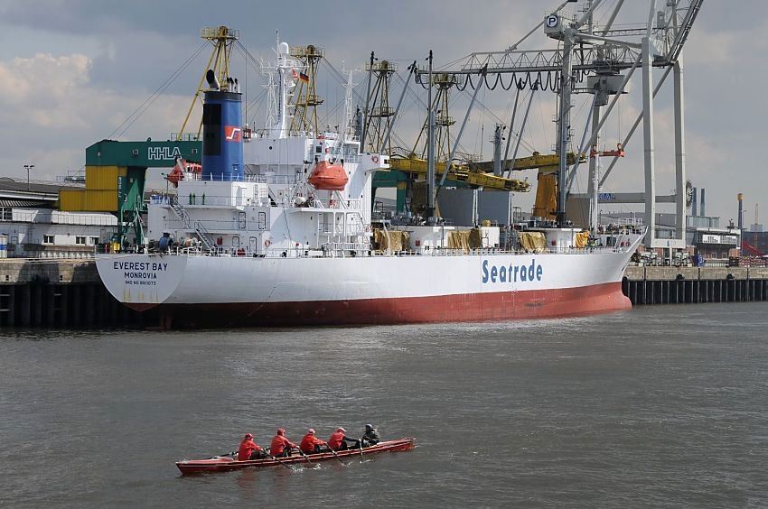 SAMMELSURIUM || Fotos von Hamburg am Wasser - Ruderboot im Hansahafen - Frachtschiff am Kai. 050_26029 Ein Ruderboot, Vierer mit Steuermann, durchkreuzt das breite Hafenbecken des Hansahafens und fhrt Richtung Elbe. Am Kai liegt der Frachter Everest Bay - seine Ladung wird gelscht. www.fotograf-hamburg.de