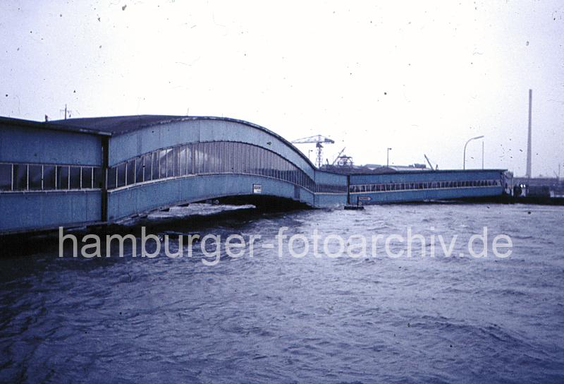 Historische Hamburger Bilder - Fotos von der Sturmflut 1976 - Hochwasser bei der berseebrcke. 08_60 Bei der Sturmflut 1976 erreichte das Hochwasser in Hamburg St. Pauli seinen bisher gemessenen Hchststand von 6,45m ber NN ( 1963 = 5,70m ). Das Wasser steht bei der berseebrcke so hoch, dass eine Durchfahrt fr Schiffe nicht mehr mglich ist - Teile der beweglichen Brcke berhren schon die Wasseroberflche.