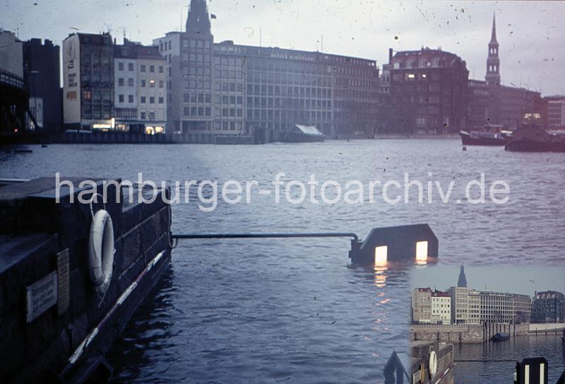 Historische Hamburger Bilder - Fotos von der Sturmflut 1976 - Wasserschutzanlagen am KAJEN. 09_61 Hochwasser in Hamburg - bei einem Pegelhchststand 6,45m ber NN in Hamburg St. Pauli halten die Hochwasserschutzanlagen beim Zollkanal / Binnenhafen den Wassermassen stand. Auf der gegenber liegenden Seite die Strasse KAJEN, das Wasser hat fast die Sturmflutschutzanlage erreicht.