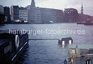 09_61 Hochwasser in Hamburg - bei einem Pegelhöchststand 6,45m über NN in Hamburg St. Pauli halten die Hochwasserschutzanlagen beim Zollkanal / Binnenhafen den Wassermassen stand. Auf der gegenüber liegenden Seite die Strasse KAJEN, das Wasser hat fast die Sturmflutschutzanlage erreicht.