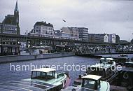10_62 Die Sturmflut hat bei den Hamburger St. Pauli Landungsbrücken 1976 einen Höhe von 6,45 über Normalnull erreicht. Das Wasser der Elbe steht bis kurz unter der Krone der Sturmflutschutzanlage am Johannisbollwerk. auf der Promenade und der Wasser- treppe die zu den Anlegern hinunterführt, stehen  >>>