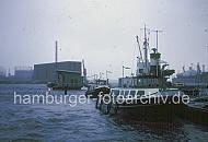 11_63 Barkassen liegen an den Pontons bei den berseebrcke - im Hintergrund der massive Kaispeicher A; das Hochwasser hat auch dort fast die Kainanlagen erreicht.