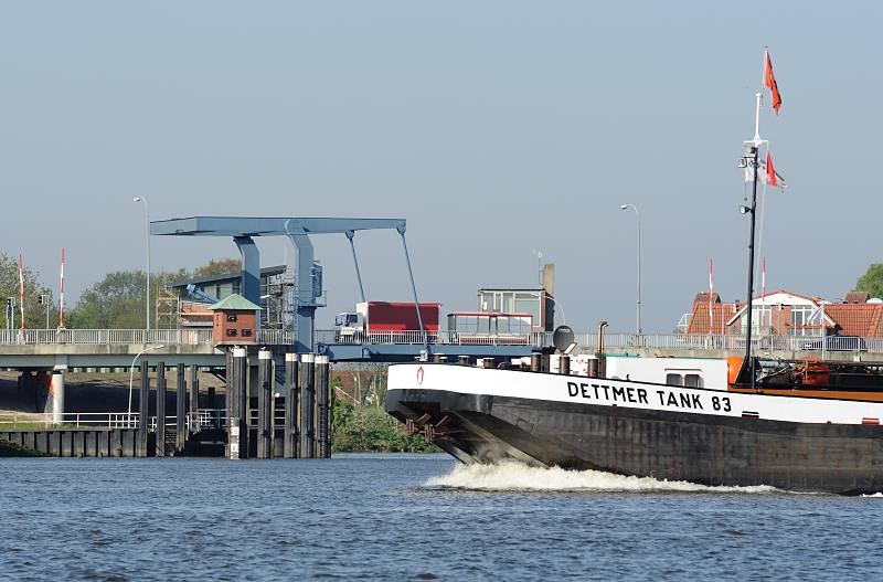 010_3980 Ein Tankschiff fährt elbaufwärts Richtung Hamburger Hafen. Die DETTMER TANK 83 passiert gerade die Mündung der Lühe in die Elbe; über das Sperrwerk, dass das Hinterland vor Sturmflut schützen soll führt eine Klappbrücke. Fotos von der Elbe bei Hamburg - Elbufer, Mündung der Lühe bei Grünendeich. Klappbrücke + Lühesperrwerk, Tankschiff fährt elbaufwärts.