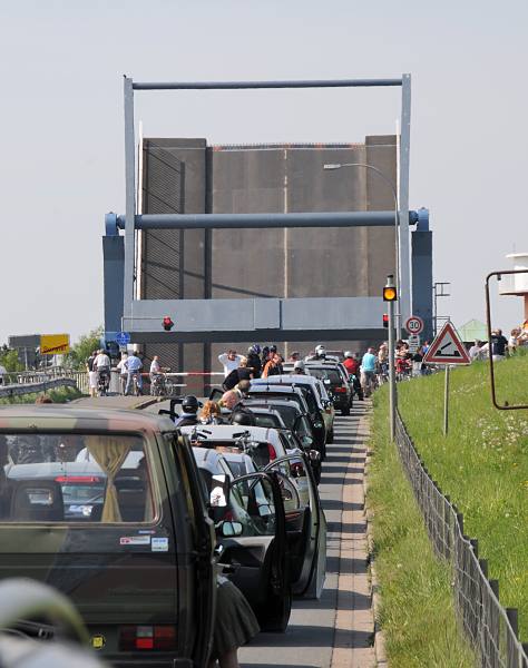 Bilder vom Elbufer bei Hamburg - Klappbrücke, Lühe -hochgeklappte Brücke, Lühe Sperrwerk. 011_7268 Je nach Wasserstand der Lühe + der Elbe, der tideabhängig ist, muss die Klappbrücke über die Lühe hochgefahren werden, damit die Schiff die Durchfahrt passieren könnnen. In dieser Zeit staut sich der Autoverkehr vor der Klappbrücke; auch Fussgänger und Radfahrer warten auf die Freigabe der Straße.
