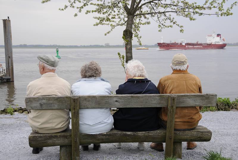 013_3427 DDer Anleger LÜHE an der Lühemündung und dem Sperrwerk wird gerne als Ausflugsziel für eine Fahrt ins Grüne ausgewählt. Vom Elbufer aus können die Ausflügler die Schiffe auf der Elbe beobachten, eine Fähre fährt an das andere Elbufer zum Schulauer Fährhaus von Wedel. Elbe am Anleger LÜHE - Ausflügler am Elbufer - Schiffe auf der Elbe.nBilder vom Hamburger Umland - Ausflugsziele für Hamburger.
