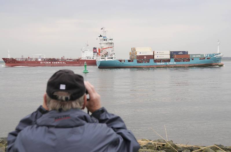 Fotos von der Elbe bei Hamburg - Schiffsbewegungen auf dem Fluss. Shipspotting am Anleger LÜHE / Grünendeich; Mann mit Fernglas - Frachtschiffe. 014_3431 Die Fahrrinne der Elbe verläuft dicht am Elbufer bei Grünendeich / Lühe; aus diesem Grund ist dieser Ort ein beliebter Platz für Shipspotter. Sie stehen mit ihren Ferngläsern und Kameras am Elbufer und beobachten die vorbeifahrenden Schiffe.
