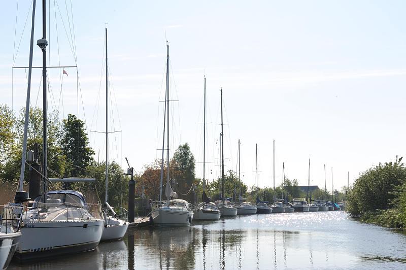 Bilder vom Alten Land; Anleger mit Sportbooten auf der Lühe. 019_4005 Segelschiffe und Motorboote eines Sportbootvereins liegen an den Pontons am Ufer der Lühe. Der Fluße Lühe entsteht in Horneburg, wo die Aue mit der Landwettern zusammenfließt und mündet nach 12,7 km bei Grünendeich in die Elbe.