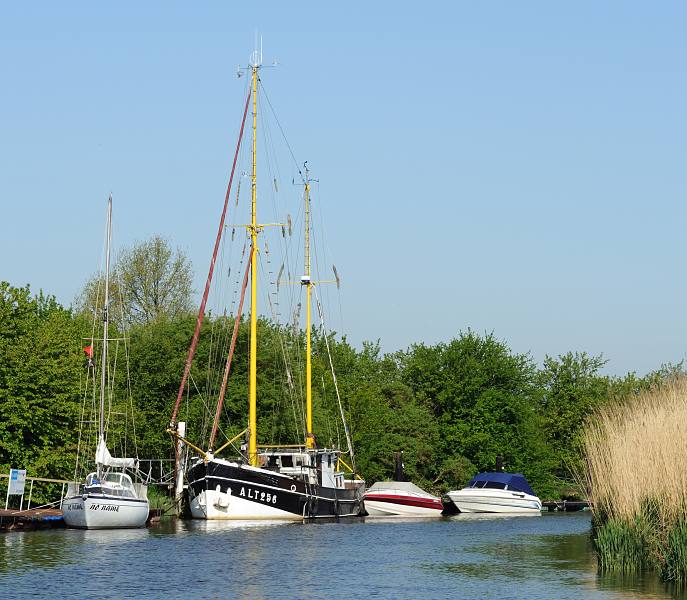 Bilder von Hamburg - Ausflugsziel Obstblüte im Alten Land. Historischer Lastsegler am Ufer der Lühe. 016_2_4015 Mit Lastseglern wurde die Fruchternte auf die Märkte der umliegenden Städte transportiert. Die Ewer haben eine geringen Tiefgang, so dass sie auch auf den flachen Nebengewässern der Elbe verkehren können. Der Mast kann umgelegt werden, so dass der Frachtsegler niedrige Brücken passieren kann.
