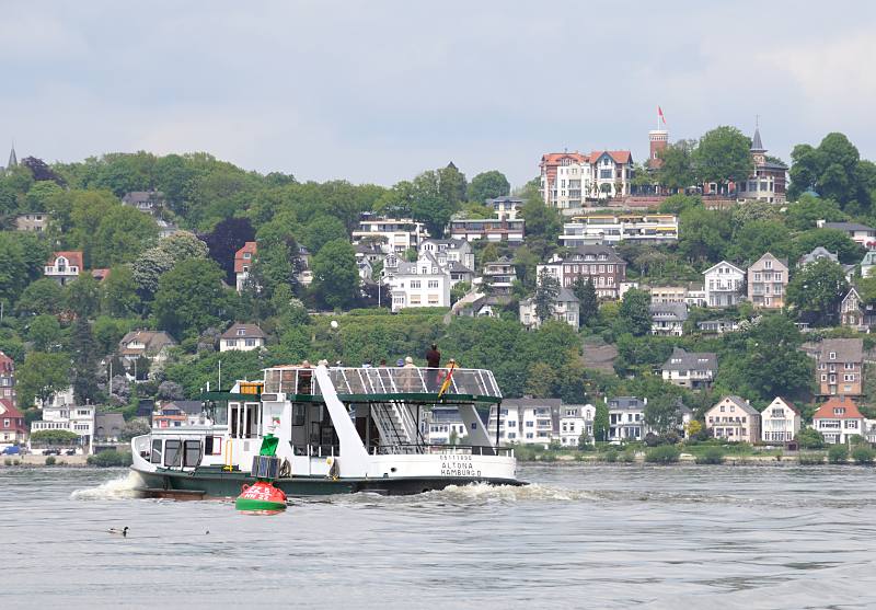 Fotos vom Hamburger Elbufer - Metropolregion Hamburg. Elbfähre ALTONA auf dem Weg zum Anleger BlankeneseFotos vom Hamburger Elbufer - Metropolregion Hamburg. Elbfähre ALTONA auf dem Weg zum Anleger Blankenese 028_7375 Die Elbfähre ALTONA kommt vom Anleger Cranz und überquert die Elbe Richtung Hamburg Blankenese. Am gegenüber liegenden Elbufer der Strand von Blankenese und die Häuser am Süllberg. Im Vordergrund ein Schifffahrtszeichen, dass das Fahrwasser der Fährverbindung markiert. Eine Fahrwasserkenn- zeichnung ist auch notwendig, da große Teile des Mühlenberger Lochs bei Ebbe trocken fällt. Die Grün-rote Tonne weist auf das abzweigende Fahrwasser zur Este hin.