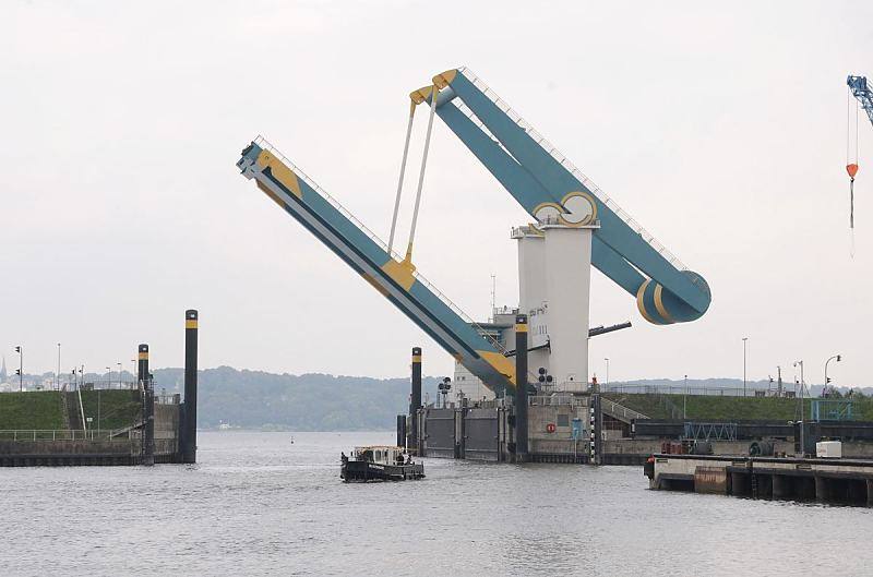 Fotos vom Elbufer - Estesperrwerk und Klappbrücke bei Cranz. Hochgeklappte Brücke über die Este. 030_5213 Die mächtige Klappbrücke über die Estemündungist hoch gefahren - je nach der durch die Tide bestimmte Wasserstand, variiert die Durchfahrtshöhe unter der Brücke. Die Brücke bestimmt auch mit ihrer Öffnungsweite von 40 Metern die maximale Breite der bei der Sietas-Werft gebauten Schiffe.