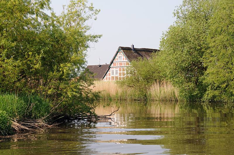 Bilder aus dem Alten Land - Bundeswasserstrasse Este. Bewachsenes Flussufer, Weiden + Gräser - Bauernhaus mit Fachwerk / Strohdach. 040_7498 Die 44,7km lange Este ist ein Nebenfluss der Elbe; die Untere Este von der Mündung bis zum Buxtehuder Hafen ist ein Bundeswasserstrasse der Klasse I. Allerdings hat der stark versandete Fluss, der bei Niedrigwasser nicht teilweise nicht passierbar ist, kaum noch Bedeutung für die Berufsschifffahrt.