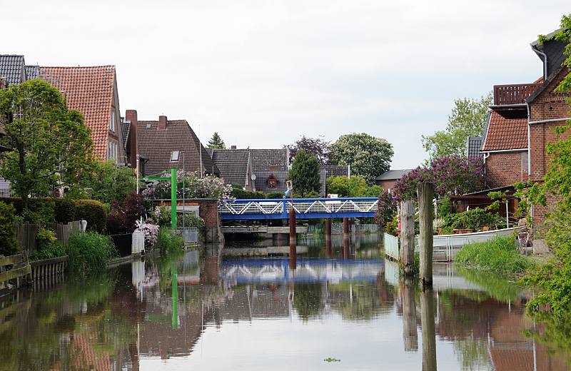 Fotos aus dem Alten Land - der Wasserweg Este bei Estebrügge. Drehbrücke über die Este bei Hochwasser. 055_7537 Blick auf die Drehbrücke bei Estebrügge; bei Hochwasser ist die Durchfahrtshöhe für Sportboote recht gering. Seit dem Mittelalter war die Brücke bei Estebrügge die einzige Querungsmöglichkeit im Unterlauf der Este. Ursprünglich als Holländer-Zugbrücke ausgeführt, verbindet die heutige Drehbrücke die Jorker Ortsteile Estebrügge und Moorende.