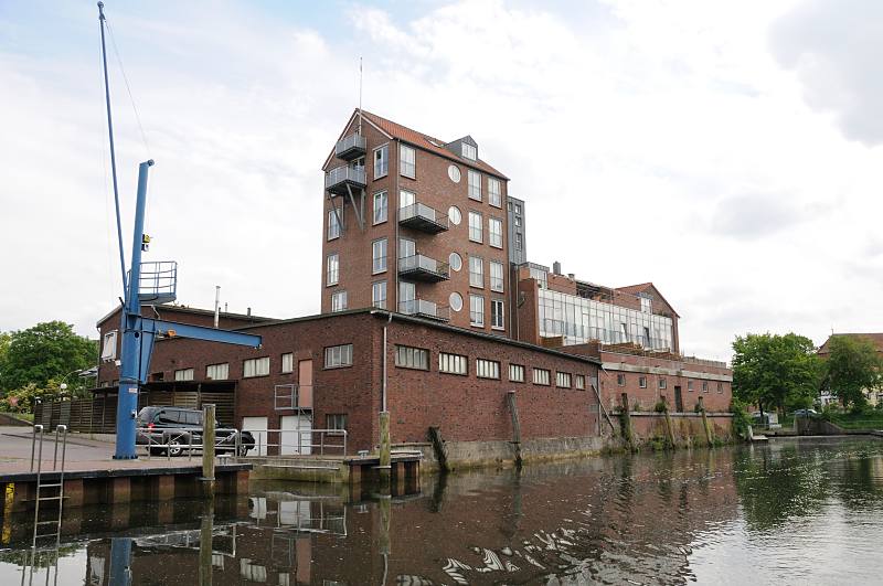 Fotos aus dem Alten Land - Este, Hafen Buxtehude. Kaimauer im Buxtehuder Hafen, Hafenbecken. 058_7476 Die Este ist von der Mündung bis nach Buxtehude für Sportboote (tideabhängig) schiffbar. Der Buxtehuder Hafen wird für Wirtschaftsverkehr nicht mehr genutzt. In früheren Zeiten wurde Handelsware und die Obsternte auf Ewern auf dem Wasserweg der Este zu den Zielorten transportiert.