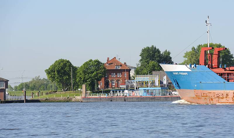 Bilder aus der Metropolregion Hamburg / Anleger am Stadersand - Schiffsbug, Frachter in Fahrt. 064_4775 Blick zum Fähranleger Stadersand - lks. mündet die Schwinge in die Elbe. Der Frachter EVERT PRAHM fährt flussaufwärts Richtung Hamburger Hafen; das 1996 gebaute Schiff hat seinen Heimathafen in Leer und hat ein Frachtvolumen von 1598 Tonnen.
