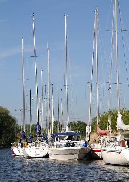 Segelyachten / Motoryacht Bootschlengel Schwinge. Fotos aus der Metropol Region Hamburg. 068_8044 Segelyachten und Motorboote liegen an einem Bootsschlengel am Ufer der Schwinge. Es gibt mehrere Sportbootvereine, die Liegeplätze an dem Fluss eingerichtet haben.