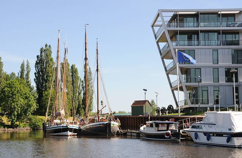 Historische Frachtsegler - Ewer Wilhelmina + Windsbraut, Motorboote im Hafen. Tourismus in der Metropolregion Hamburg / Hansestadt Stade.
