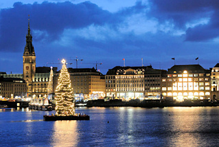 1287 Weihnachtsstimmung am Abend - Alstertanne auf der Binnenalster, Rathaus und Jungfernstieg. Blick zur beleuchten Hamburger City - Geschftshuser und Rathaus. 