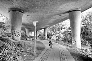 0740 0740 Strae auf Stelzen - Straenfhrung der Bundesstrae 75 ( B 75 ) in Hamburg Harburg; Fahrradweg / Fuweg unter der Staenfhrung.