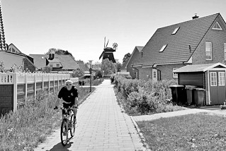 0320 Neubausiedlung / Wohngebiet an der Christoph Cordes Strae in Hamburg Wilhelmsburg - im Hintergrund die Wilhelmsburger Windmhle.